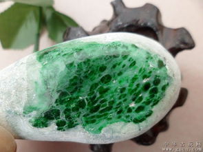 精品展示 天然緬甸陽綠翡翠原石，大開窗設(shè)計彰顯翠色欲滴之美