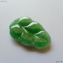 冰糯種陽(yáng)綠起熒光翡翠精品葉子掛件 自然與工藝的完美融合